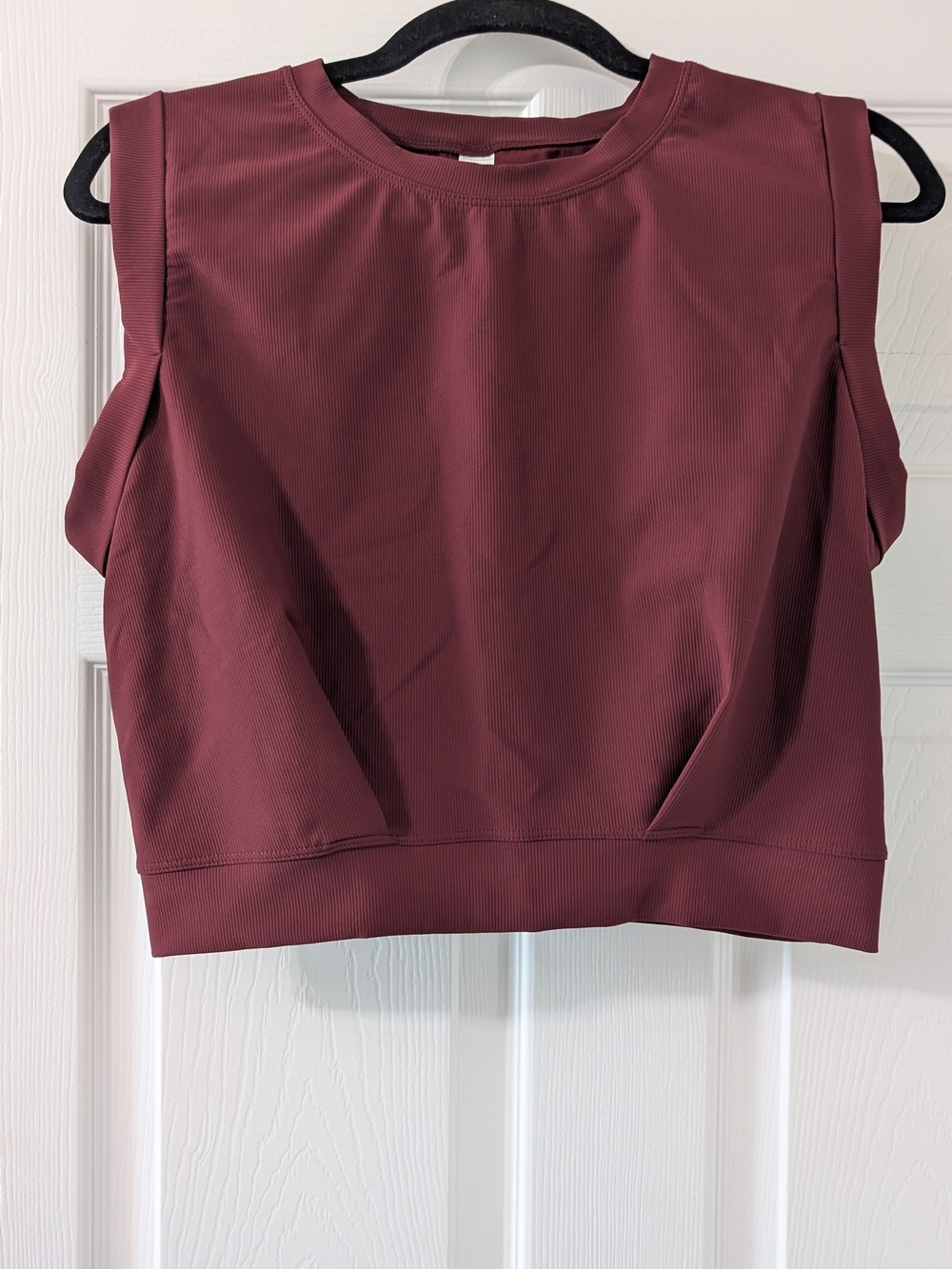 HALARA Sleeveless Crop Tank Top in Burgundy